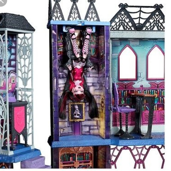 Monster high doll house - Picture 3 of 3